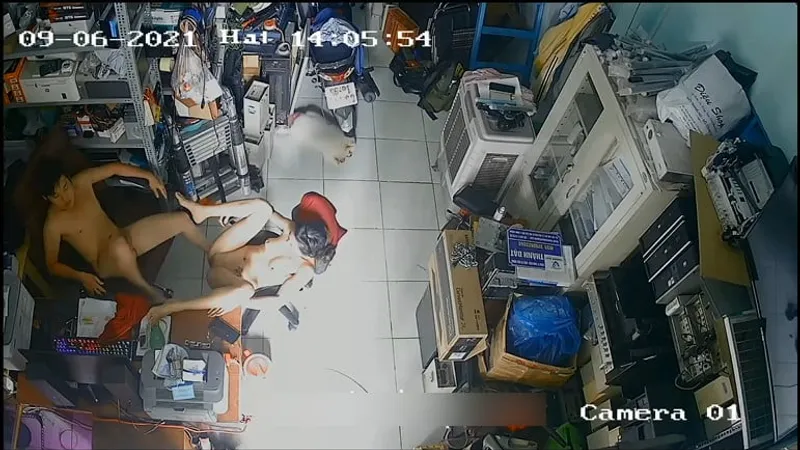Cô vợ gã chồng đụ nhau trong của hàng máy tính